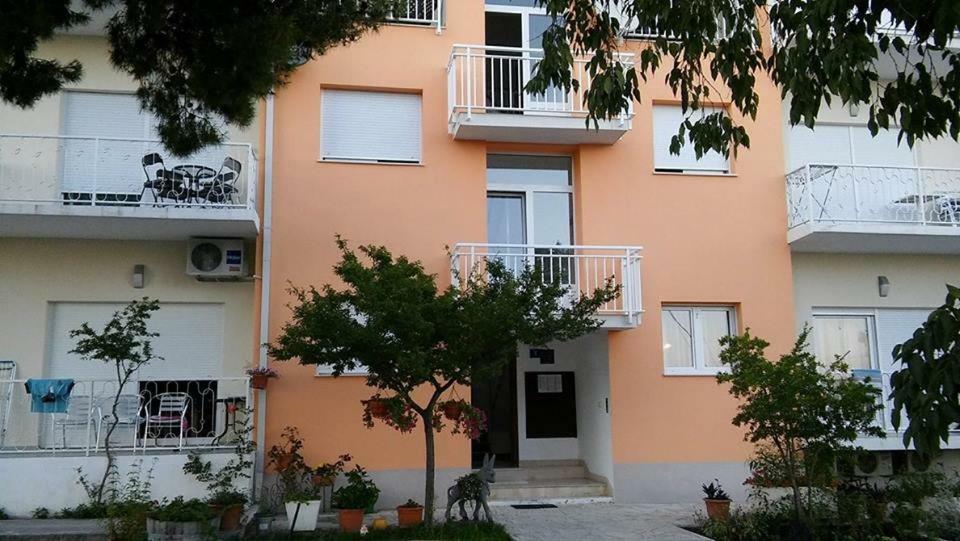 Apartmani Branko Vojnovic โอมิช ภายนอก รูปภาพ